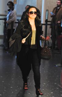 Demi Lovato feet photo thumbnail