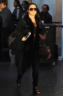 Demi Lovato feet photo thumbnail