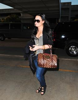Demi Lovato feet photo thumbnail