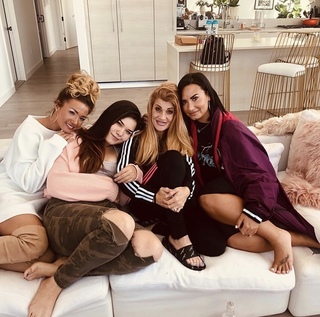Demi Lovato feet photo thumbnail