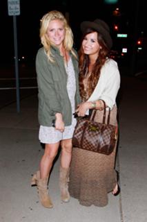 Demi Lovato feet photo thumbnail