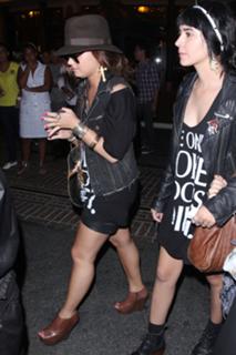 Demi Lovato feet photo thumbnail