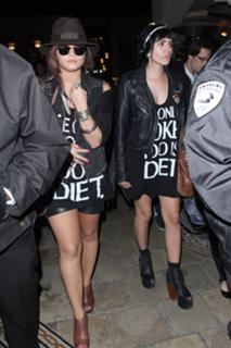 Demi Lovato feet photo thumbnail