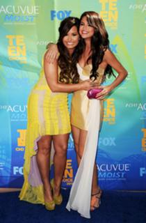 Demi Lovato feet photo thumbnail