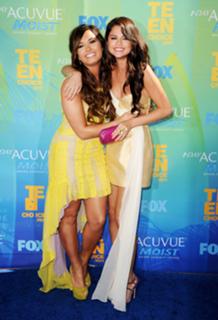 Demi Lovato feet photo thumbnail