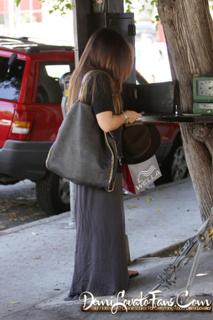 Demi Lovato feet photo thumbnail