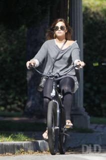Demi Lovato feet photo thumbnail