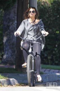 Demi Lovato feet photo thumbnail