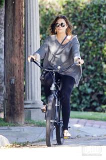 Demi Lovato feet photo thumbnail