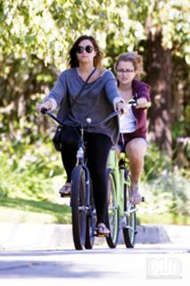 Demi Lovato feet photo thumbnail