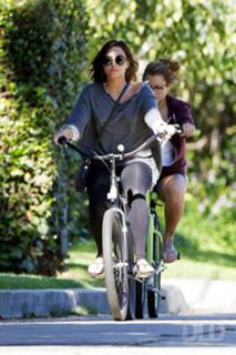 Demi Lovato feet photo thumbnail