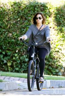 Demi Lovato feet photo thumbnail