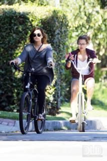 Demi Lovato feet photo thumbnail