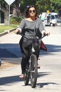 Demi Lovato feet photo thumbnail