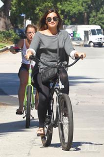 Demi Lovato feet photo thumbnail