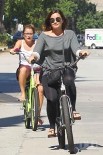 Demi Lovato feet photo thumbnail