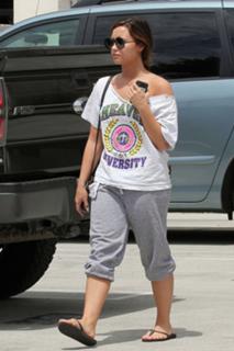 Demi Lovato feet photo thumbnail