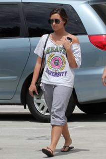 Demi Lovato feet photo thumbnail