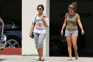 Demi Lovato feet photo thumbnail