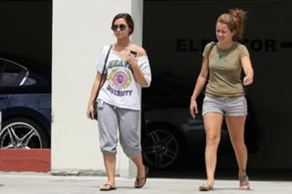 Demi Lovato feet photo thumbnail