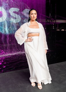 Demi Lovato feet photo thumbnail