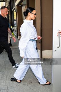Demi Lovato feet photo thumbnail