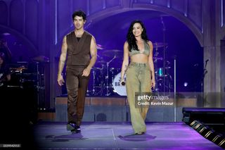 Demi Lovato feet photo thumbnail