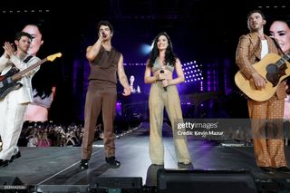 Demi Lovato feet photo thumbnail