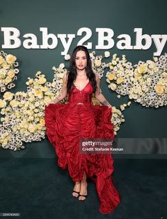 Demi Lovato feet photo thumbnail