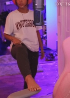 Demisux feet photo thumbnail