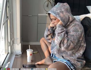 Demisux feet photo thumbnail