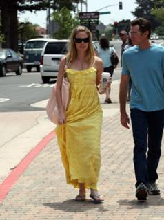 Denise Richards feet photo thumbnail