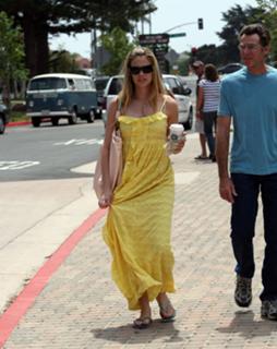 Denise Richards feet photo thumbnail