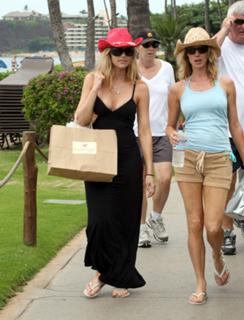 Denise Richards feet photo thumbnail