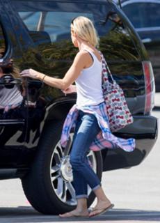 Denise Richards feet photo thumbnail