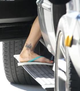 Denise Richards feet photo thumbnail