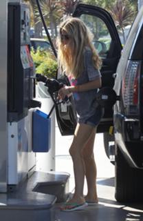 Denise Richards feet photo thumbnail