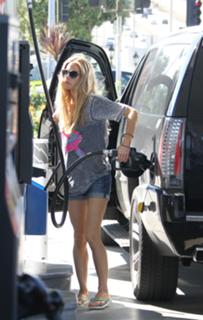 Denise Richards feet photo thumbnail