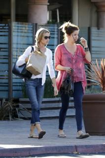 Denise Richards feet photo thumbnail