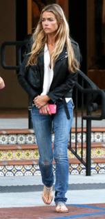 Denise Richards feet photo thumbnail