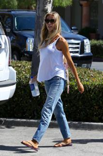 Denise Richards feet photo thumbnail