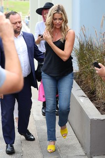 Denise Richards feet photo thumbnail