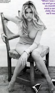 Denise Richards feet photo thumbnail