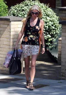 Denise Van Outen feet photo thumbnail