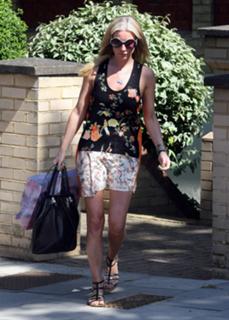 Denise Van Outen feet photo thumbnail