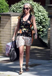 Denise Van Outen feet photo thumbnail