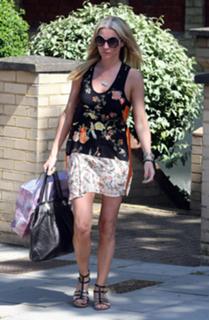 Denise Van Outen feet photo thumbnail