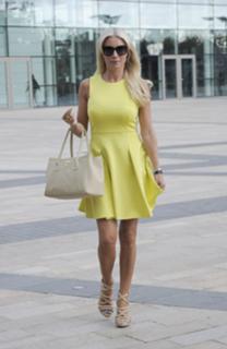 Denise Van Outen feet photo thumbnail