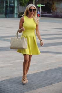 Denise Van Outen feet photo thumbnail