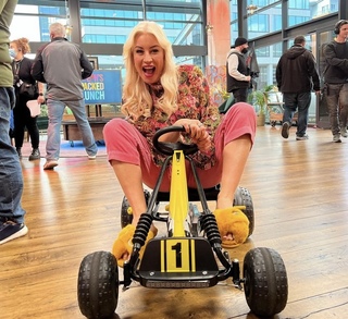 Denise Van Outen feet photo thumbnail